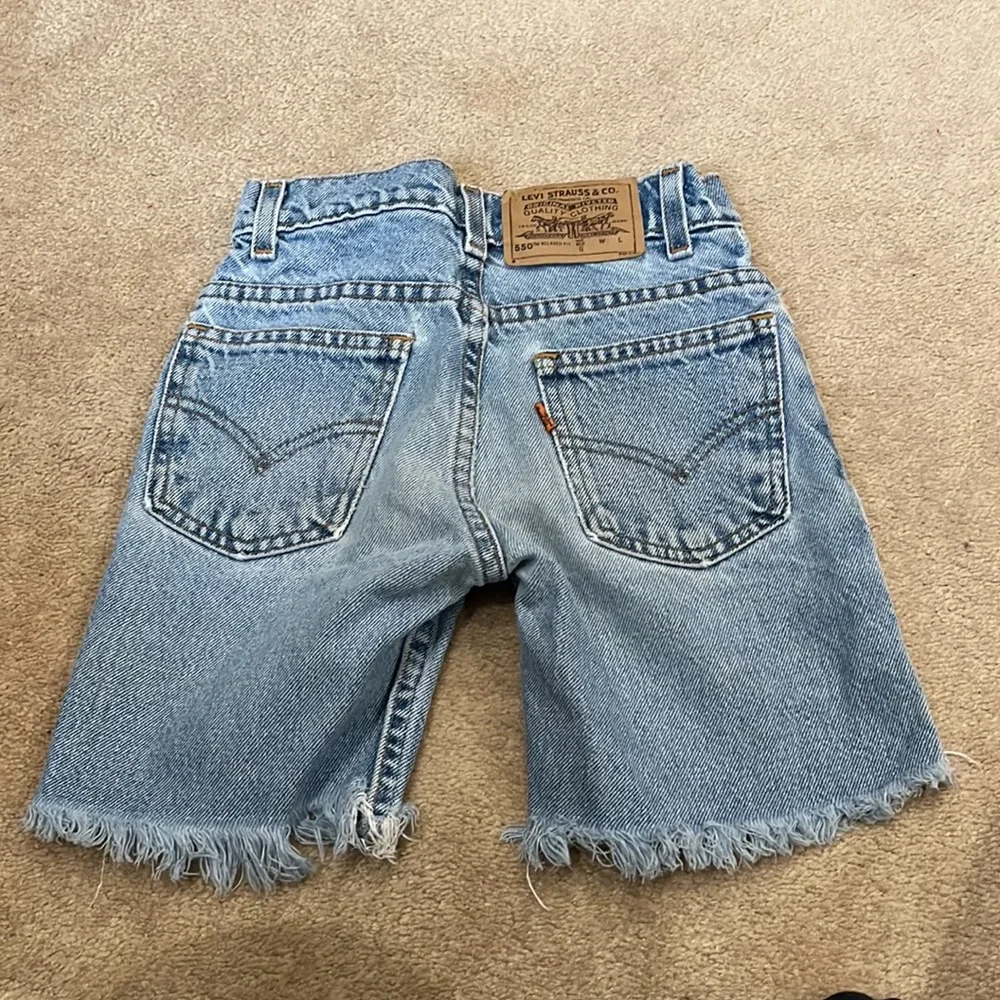 Levi 550 unisex Relaxed fit shorts with fringes!  Size 6 , Great condition - Picture 4 of 5